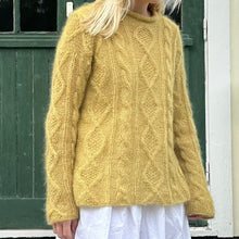 Load image into Gallery viewer, Lun Vea Sweater - English