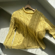 Load image into Gallery viewer, Lun Vea Sweater - English
