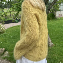 Load image into Gallery viewer, Lun Vea Sweater - English