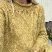 Load image into Gallery viewer, Lun Vea Sweater - English