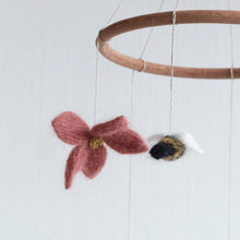 Load image into Gallery viewer, Lillebrors mobile - bumblebee and flowers