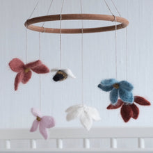 Load image into Gallery viewer, Lillebrors mobile - bumblebee and flowers
