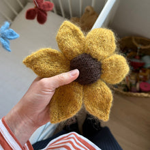 Load image into Gallery viewer, Lillebrors blomst & Lillebrors solsikke - English