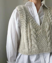 Load image into Gallery viewer, Fridag vest v-neck - English