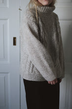 Load image into Gallery viewer, Fridag sweater - English