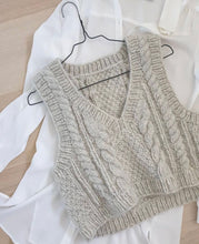 Load image into Gallery viewer, Fridagsvest v-hals - dansk